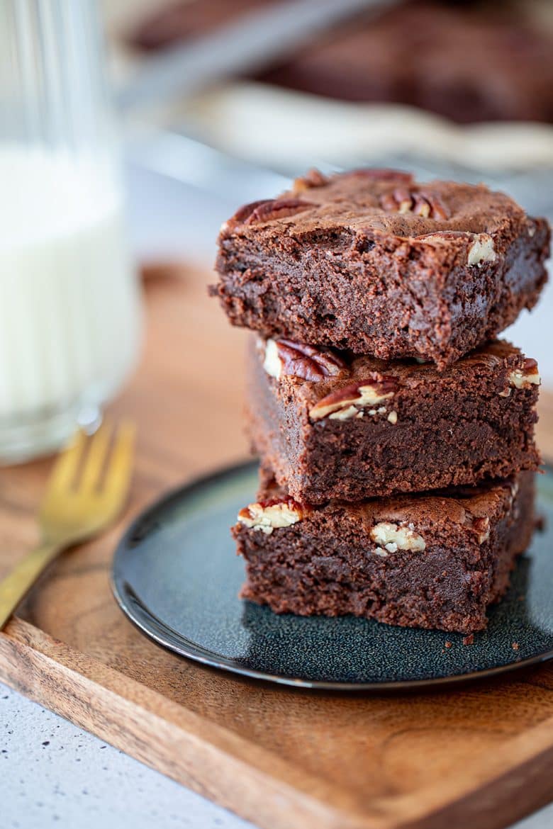 Le brownie au chocolat et aux noix est un gâteau au chocolat de faible épaisseur. 