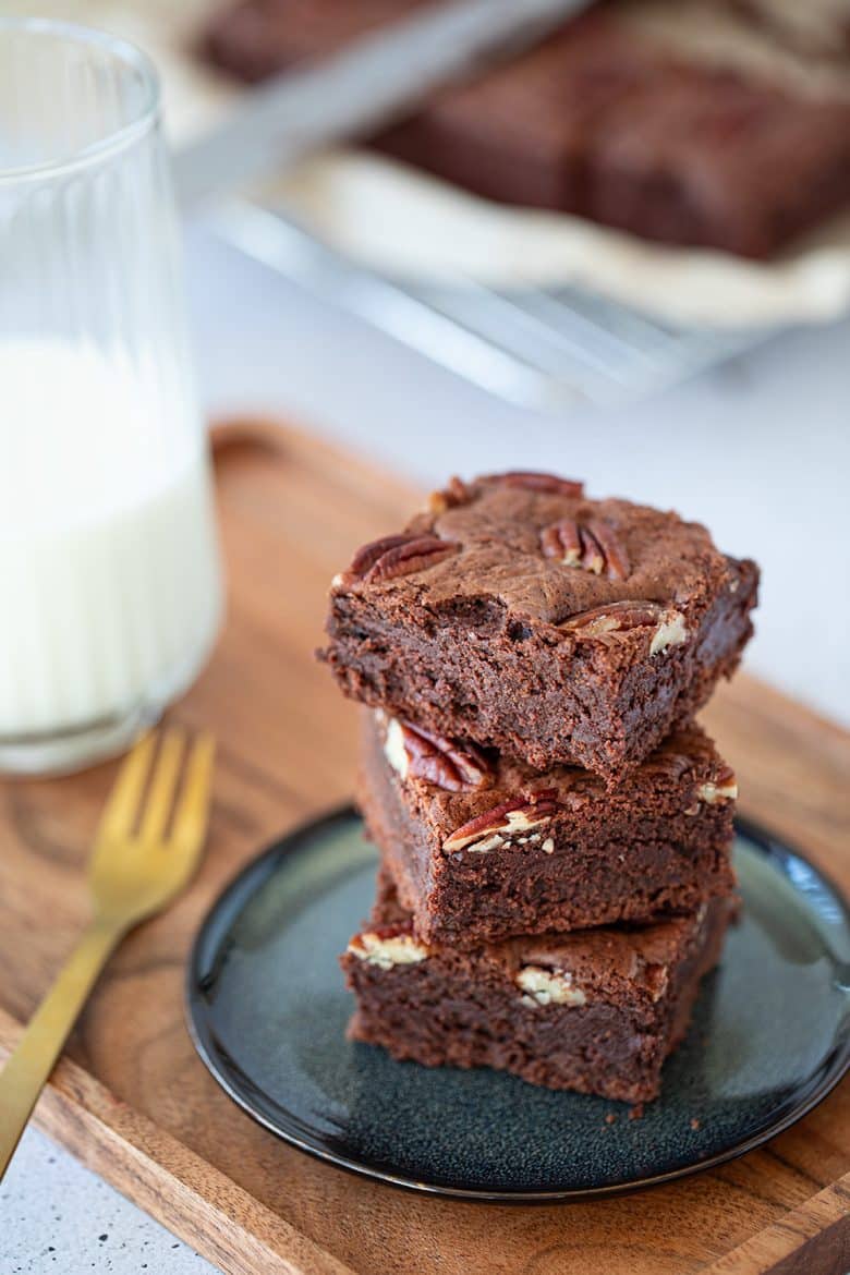 Une recette de brownie avec des noix de Pécan coupé en carrés. Un délicieux gâteau au chocolat. 