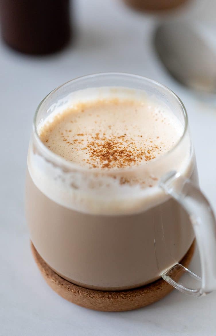 Saupoudrez le Pumpkin Spiced Latte, le café au lait d'épices. 
