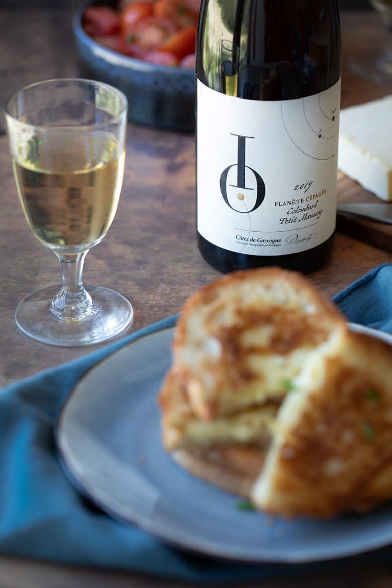 Io 2019, un Côtes de Gascogne, vin blanc sec, de Plaimont, accord met-vin parfait avec le Grilled Cheese Sandwich au fromage grillé. .