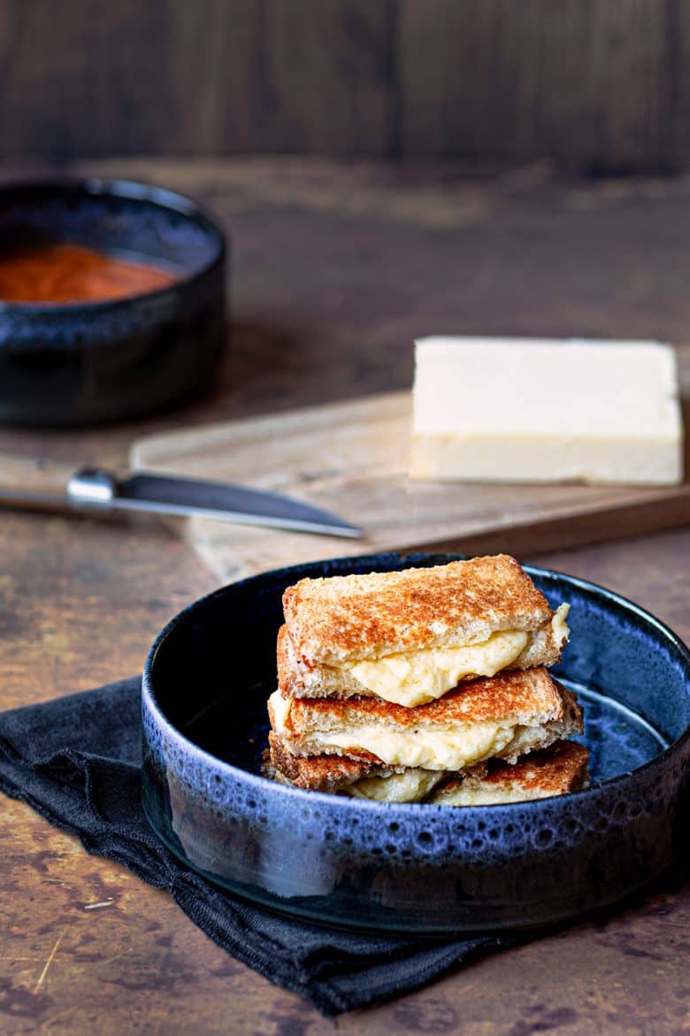 Le Grilled Cheese Sandwich servi avec la soupe de tomate. 