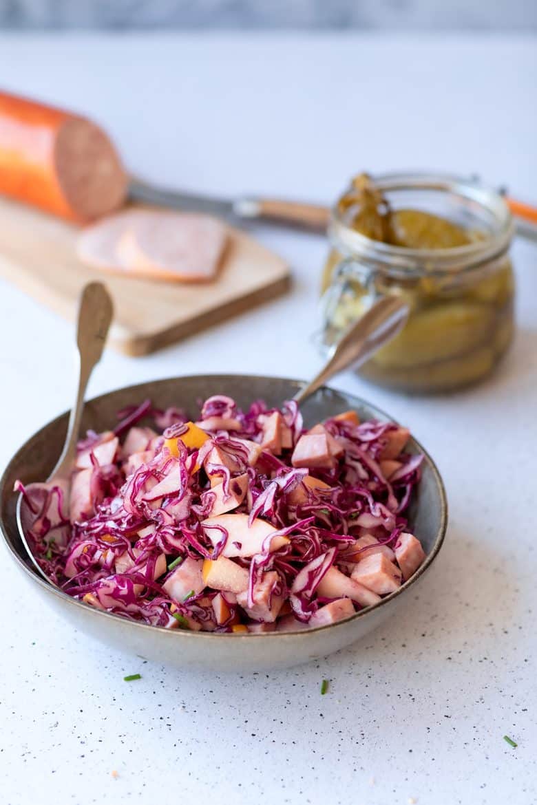 le chou rouge, l'ingrédient principal de la salade de chou rouge et saucisson à l'ail. 