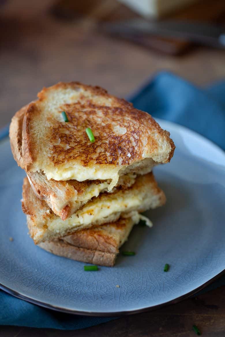 Comment préparer la recette du sandwich au fromage fondu pour qu'il soir bien croustillant. 