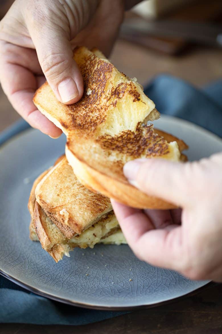 Le sandwich au fromage grillé peut se déguster à la main car le fromage ne coule pas en dehors du pain. 