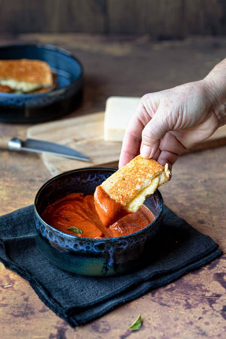 Le sandwich au fromage grillé est traditionnellement servi et trempé dans la soupe de tomates rôties.