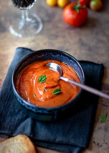 La soupe de tomates fraîches rôties n'a que 3 ingrédients et est facile à réaliser.