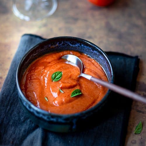La soupe de tomates fraîches rôties n'a que 3 ingrédients et est facile à réaliser.