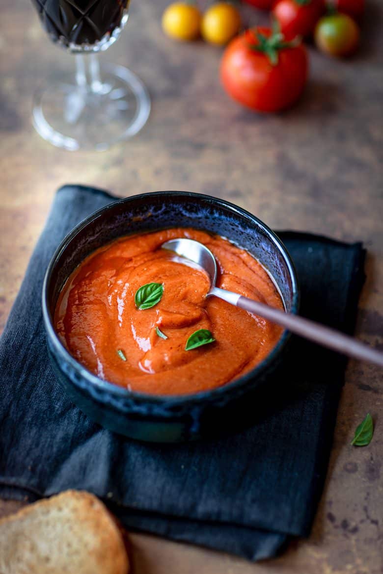 La soupe de tomates fraîches rôties n'a que 3 ingrédients et est facile à réaliser. 