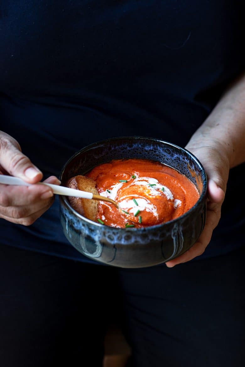 La soupe de tomates rôties se conserve bien. Elle est réchauffée à feu doux. 