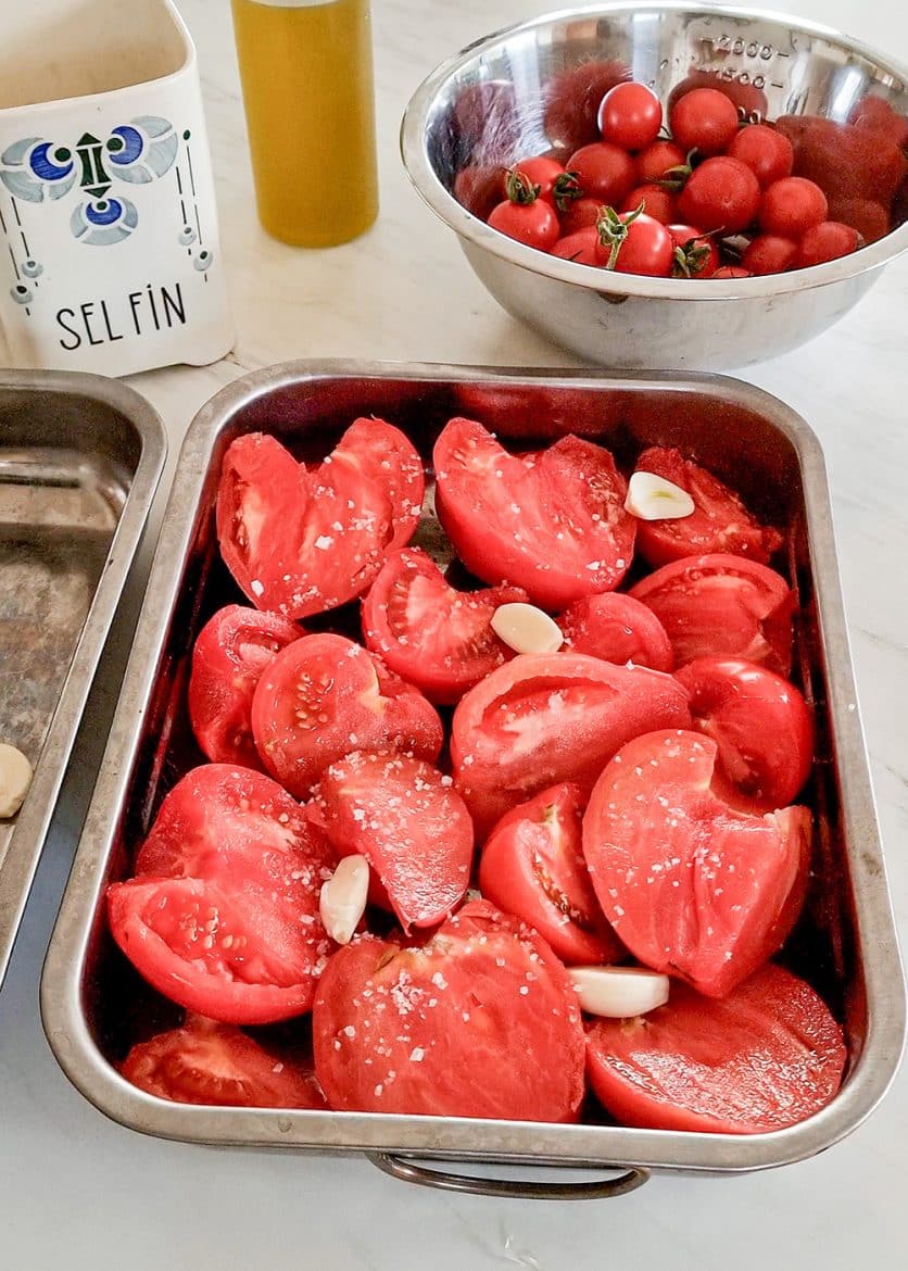 Les tomates fraîches prêtes à rôtir pour la recette de la soupe. 