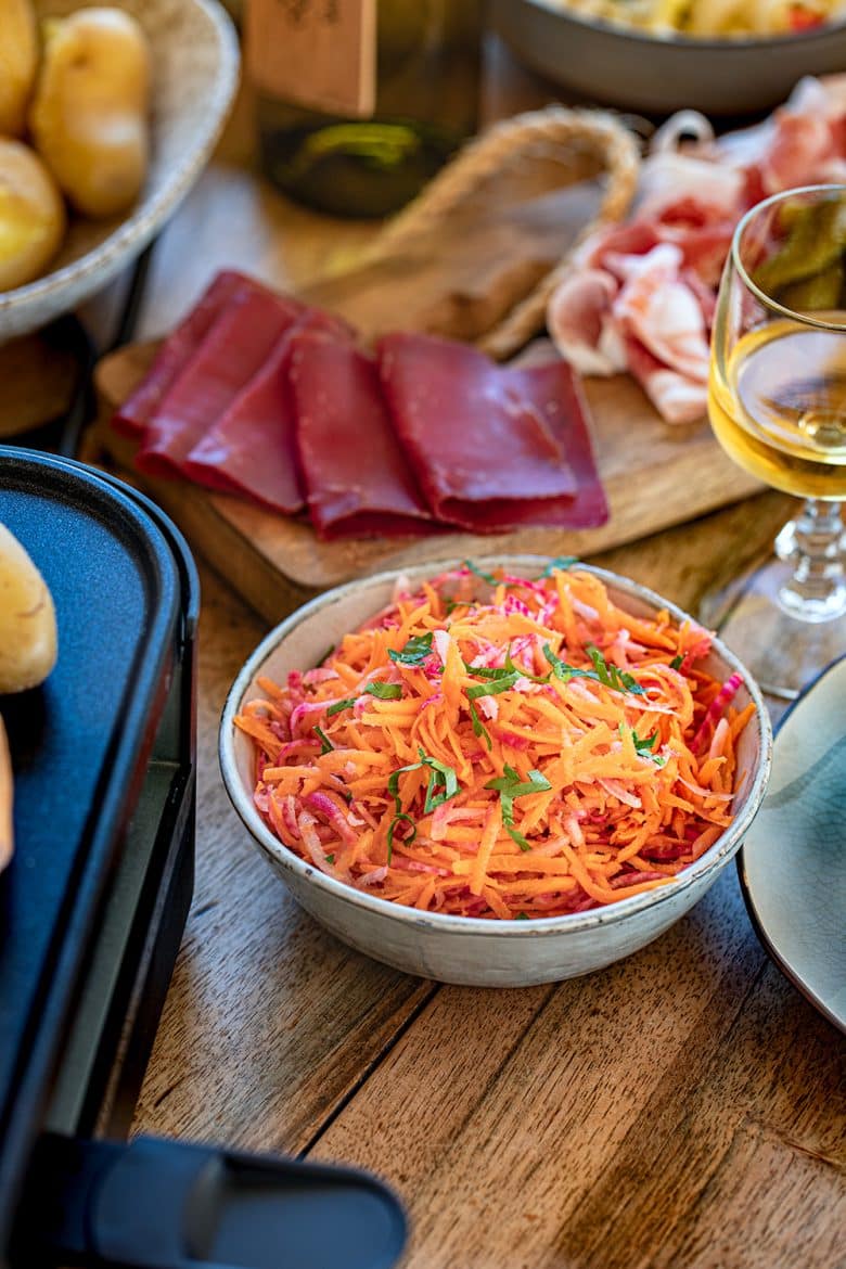 Accompagnement de la Raclette, salade de carottes et betterave Chioggia râpées. 