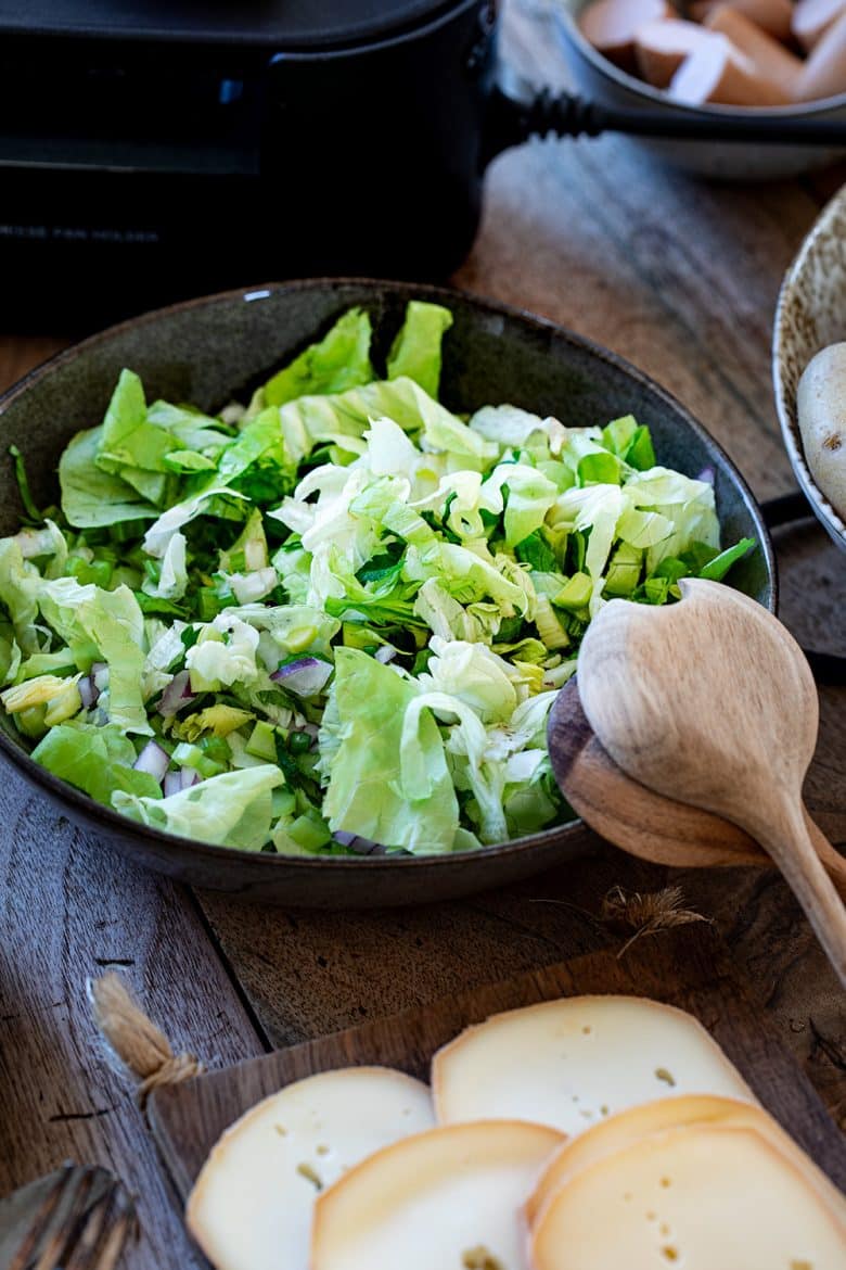Accompagnement de la Raclette, salade verte au céleri et oignons rouges.
