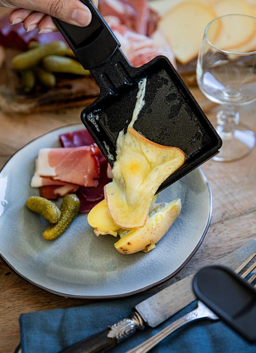 La Raclette, ce plat suisse réconfortant  de fromage fondu. 