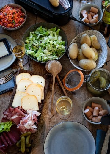 La raclette, comment la préparer, quel fromage et quelles charcuteries. Les accompagnements et la recette.