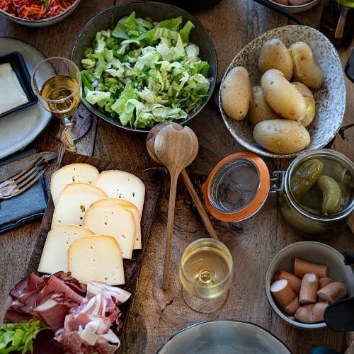 La raclette, comment la préparer, quel fromage et quelles charcuteries. Les accompagnements et la recette.