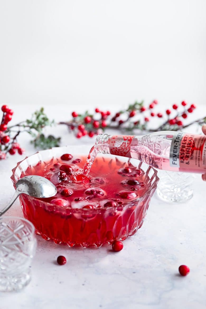 La préparation du punch de Noël au cranberry