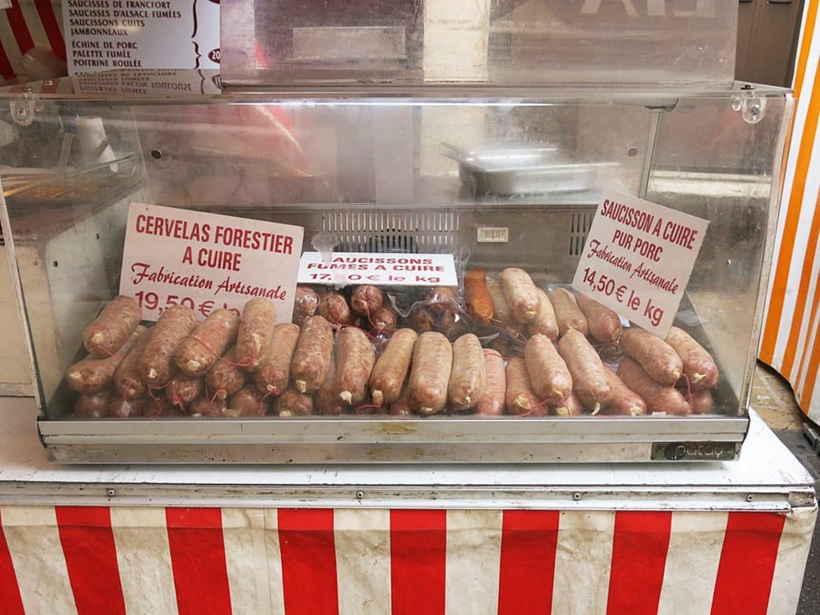 Saucissons et cervelas à cuire sur un marché à Lyon