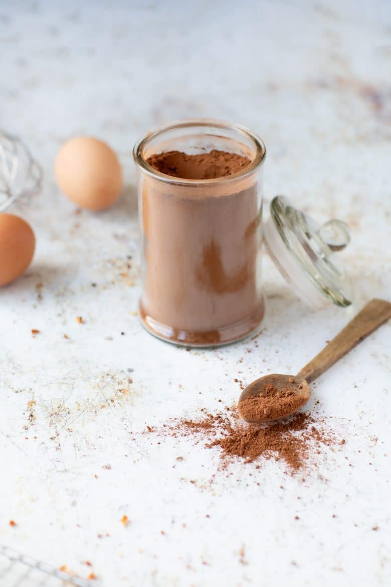 Le cacao, un ingrédient de la recette du cake marbré facile.