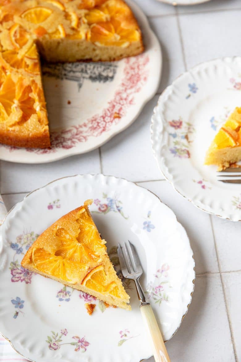 Le délicieux gâteau à l'orange, avec une garniture de rondelles d'oranges. 