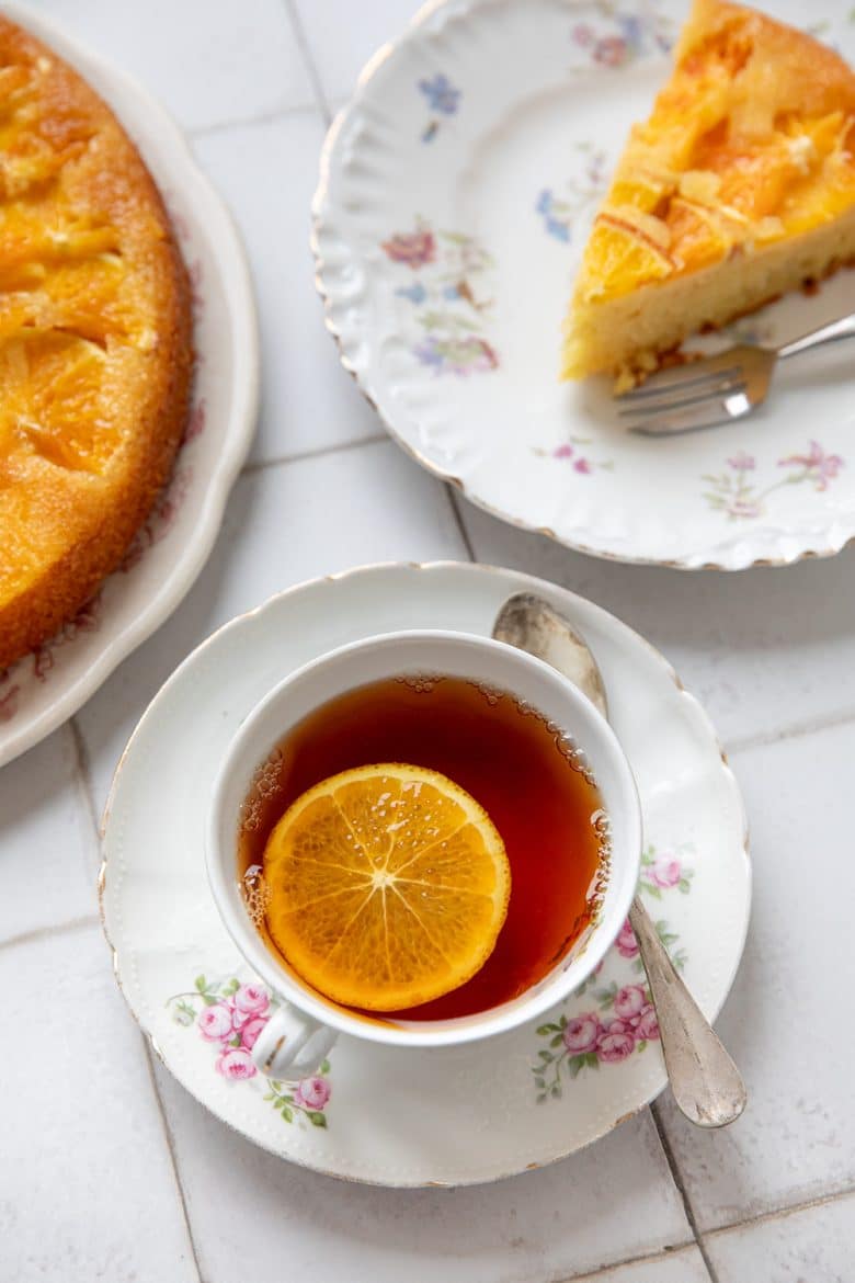 Thé Earl Grey et une rondelles d'orange pour accompagner le gâteau renversé à l'orange. 