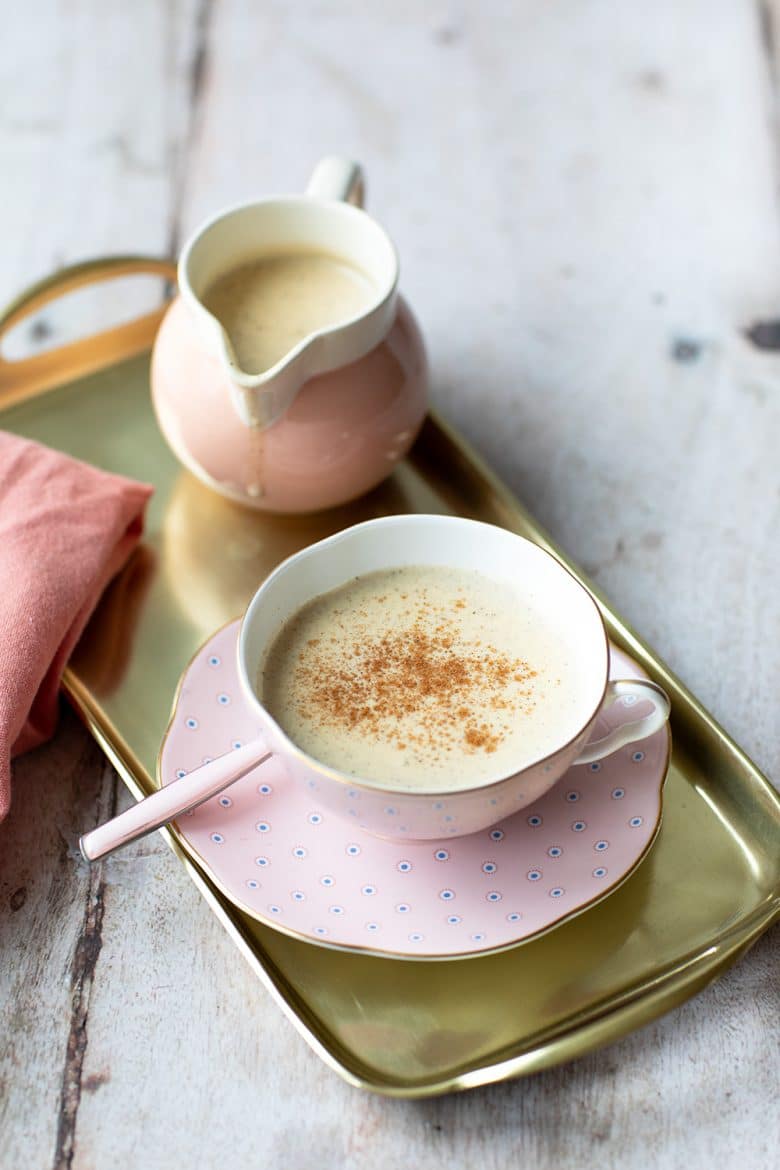 Servir la crème anglaise dans une tasse avec un peu de cannelle.  