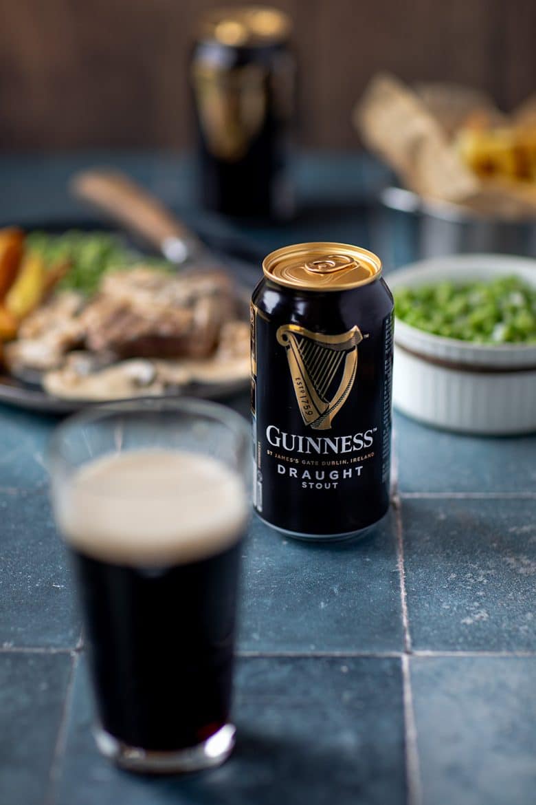 La Guinness est une bière brune irlandaise à la mousse crémeuse réputée.