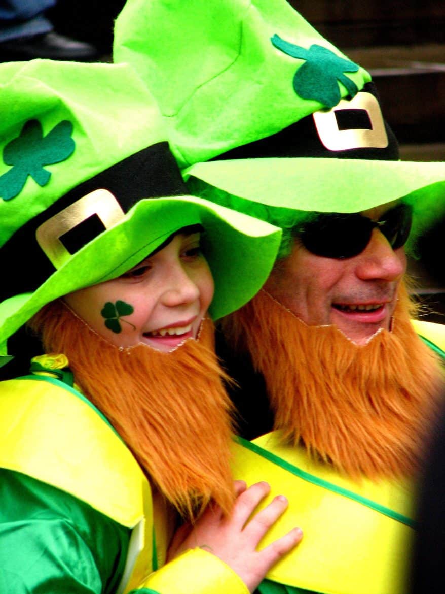 Participant à la Saint Patrick déguisés en Leprechaun avec des shamrocks sur le chapeau. 