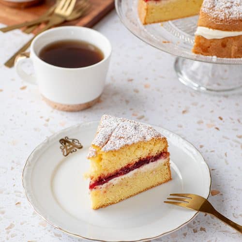 La recette du Victoria Sponde Cake, un gâteau léger à la confiture et à la crème fraîche.
