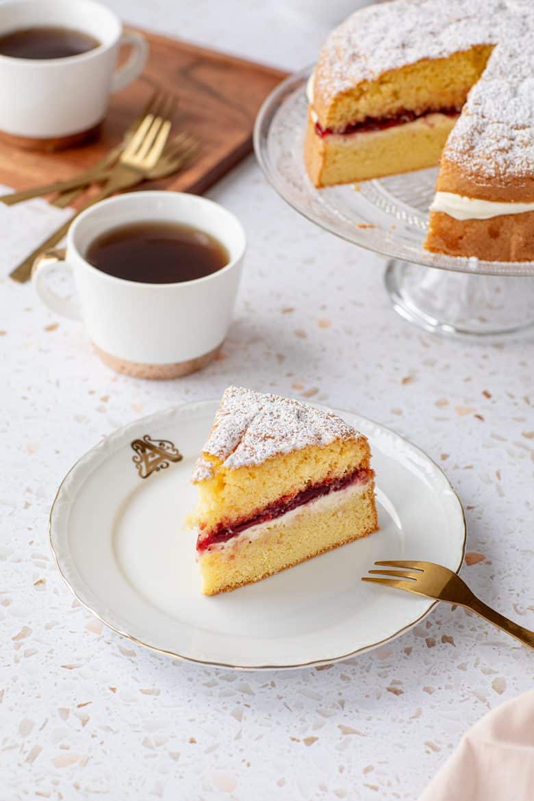 La recette du Victoria Sponde Cake, un gâteau léger à la confiture et à la crème fraîche.