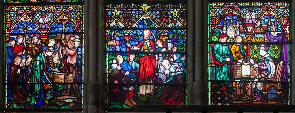Saint Patrick fondant l'Eglise de Armagh en Irlande, vitrail du XIXème siècle.