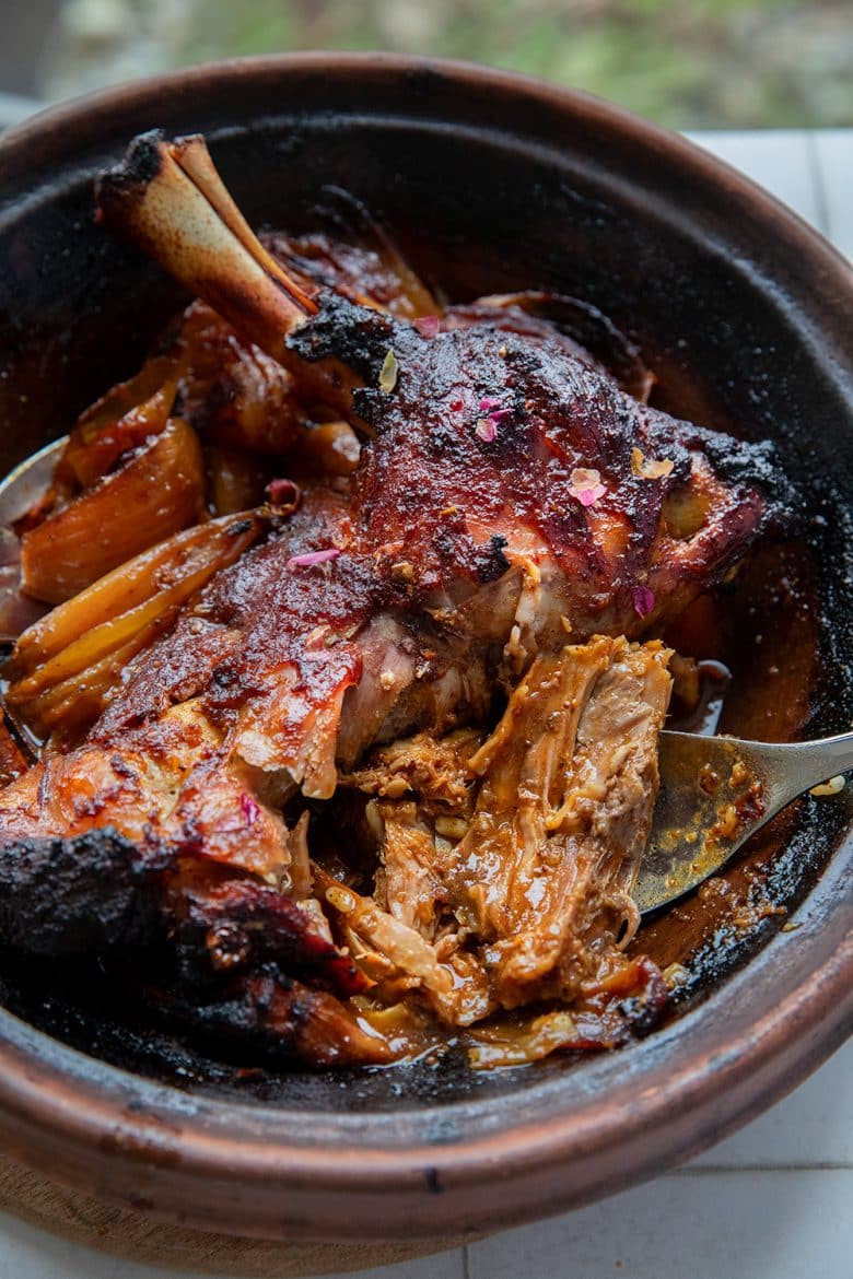 La recette marocaine la viande du tajine d'épaule d'agneau donne une viande fondante. 