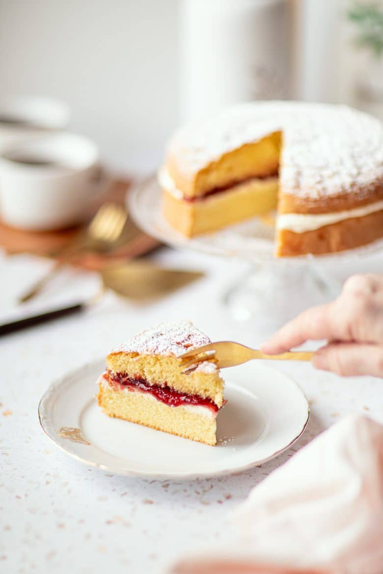 Gâteau léger à la crème et à la confiture, le Victoria Sponge Cake.