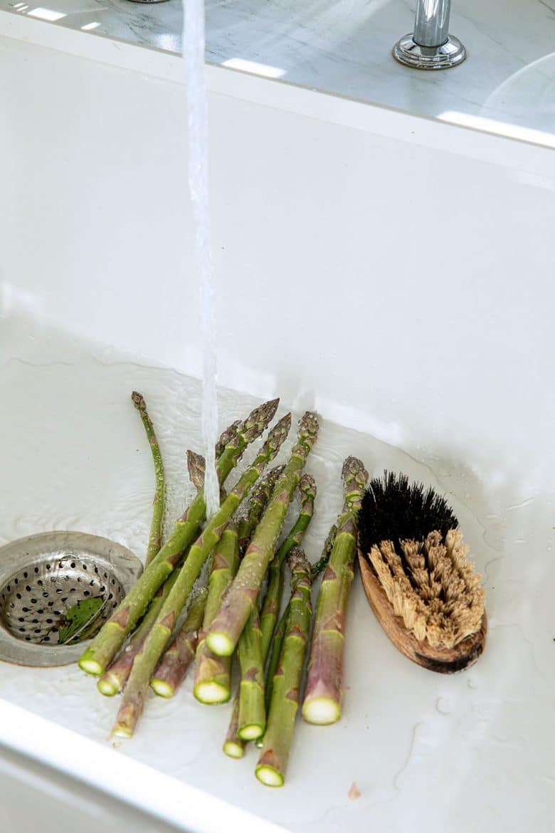Laver les asperges vertes sous un filet d'eau froide. 