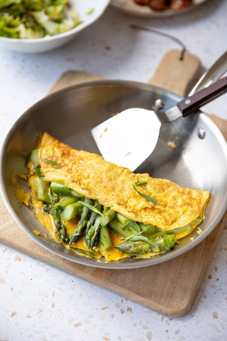 L'omelette aux asperges vertes fraîches, la recette facile et rapide. 