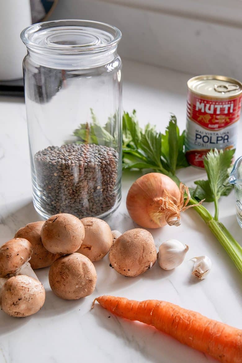 Les ingrédients de la sauce bolognaise vegan aux lentilles et aux champignons. 