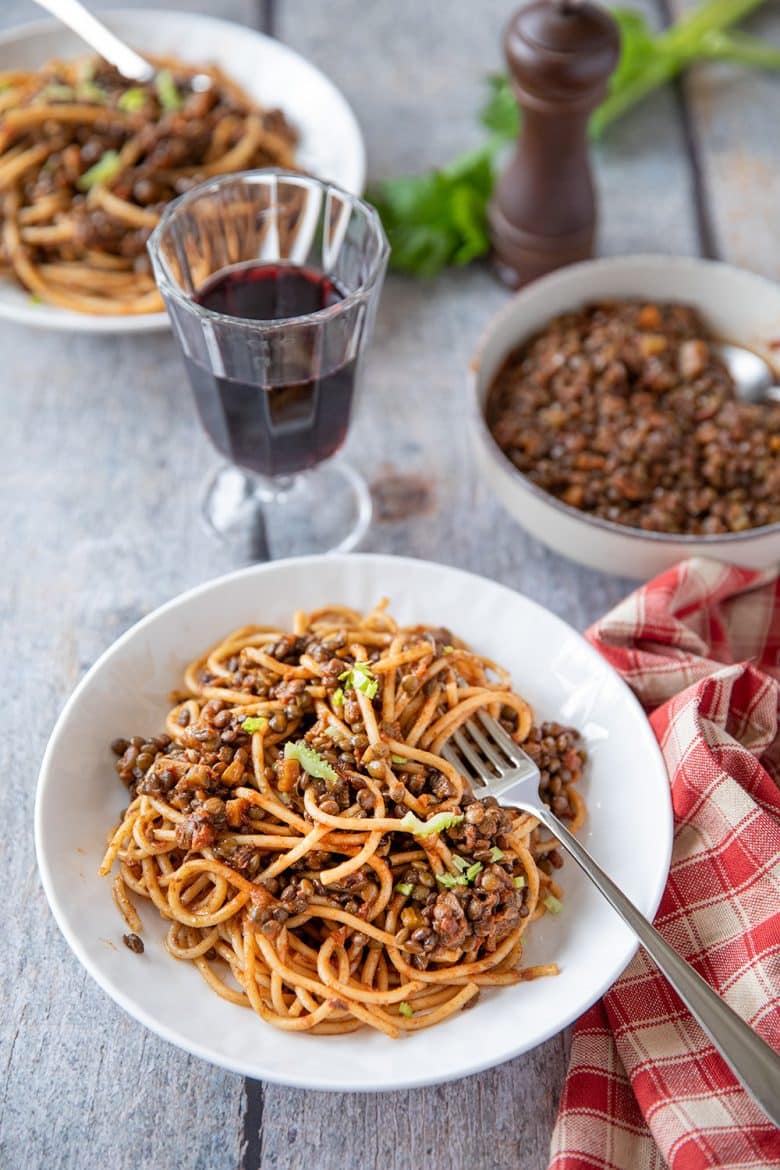 Servir les spaghetti sauce bolognaise vegan avec un verre de vin rouge. 